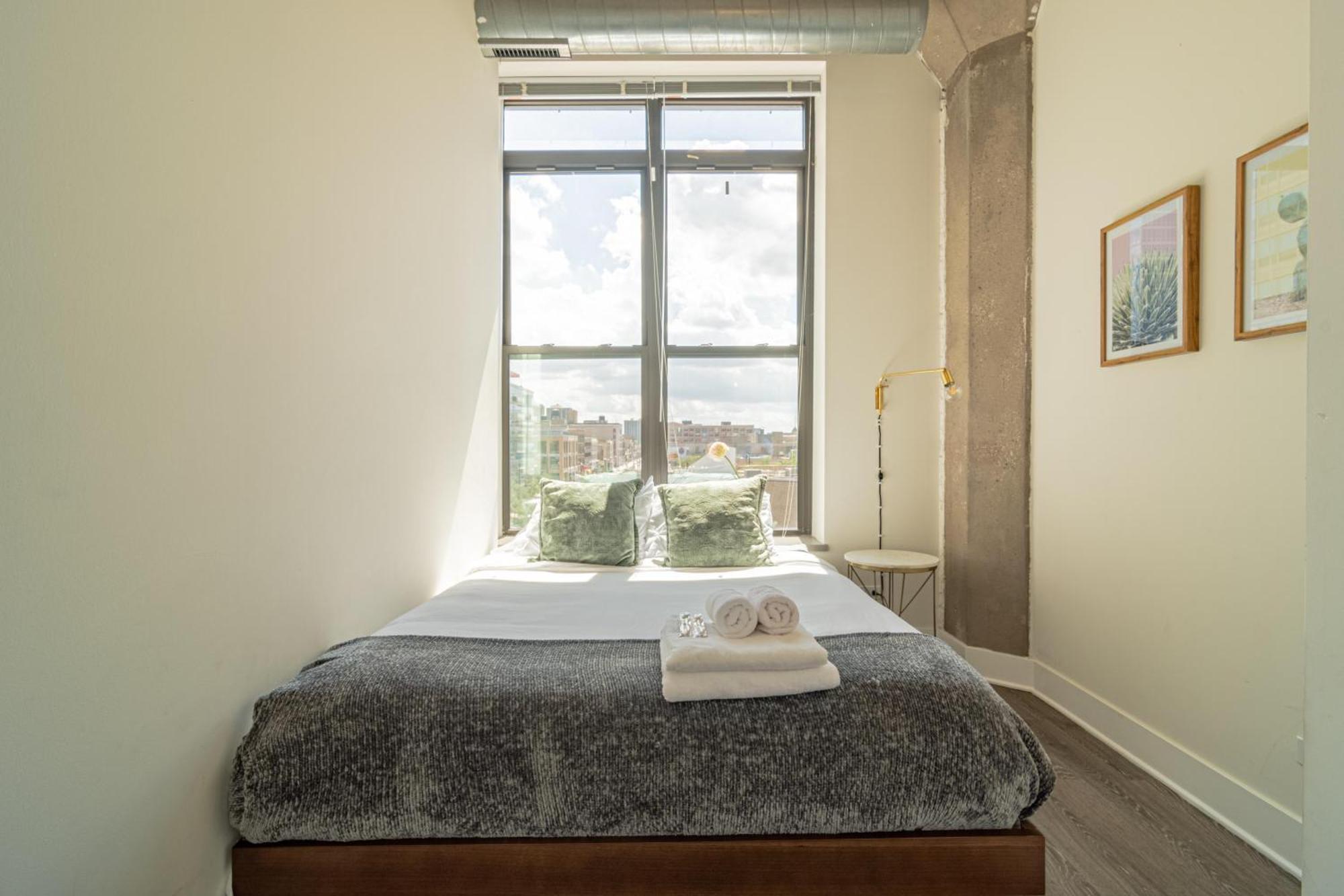 Bright 2Br Luxury Corner Suite With Optional Parking Sleeps 6 Guests Near Mccormick Place And Soldier Field Chicago Exterior foto